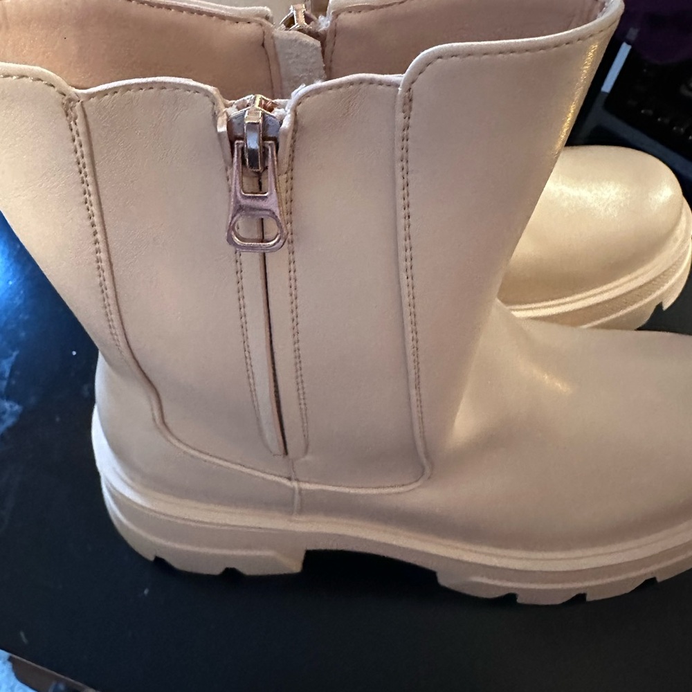 Sz 8 cream bootie never worn